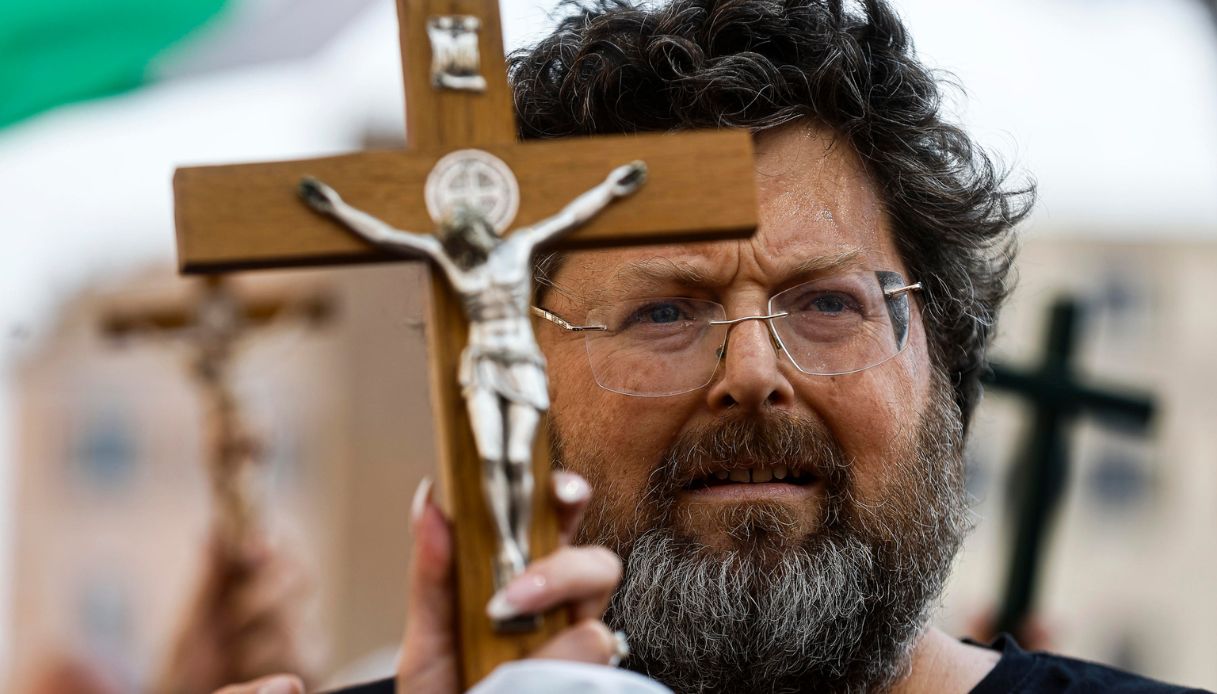 Mario Adinolfi furioso dopo l'arresto, "mandanti vogliono vedermi nel fango, perquisizione durata 14 ore"