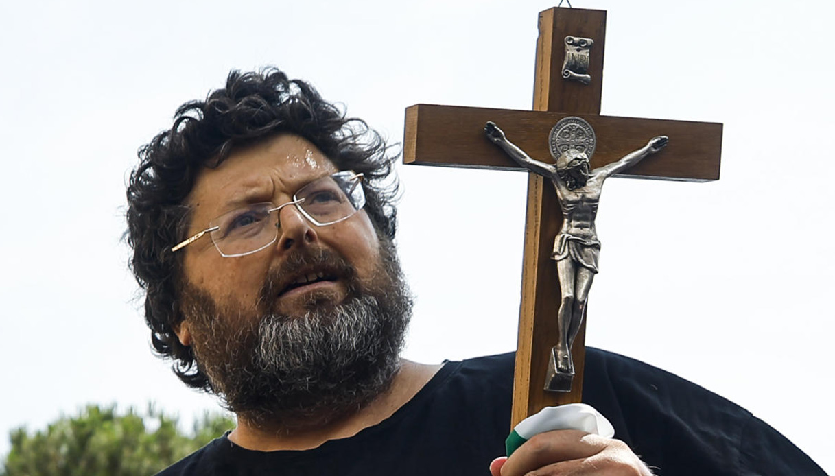 Mario Adinolfi arrestato perché secondo la gip era "pronto a nuove truffe" con l'iniziativa "Cristo Regna"