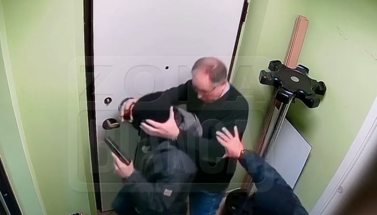 Mario Roggero e la colluttazione con i rapinatori prima del duplice omicidio, il video inedito dei consulenti