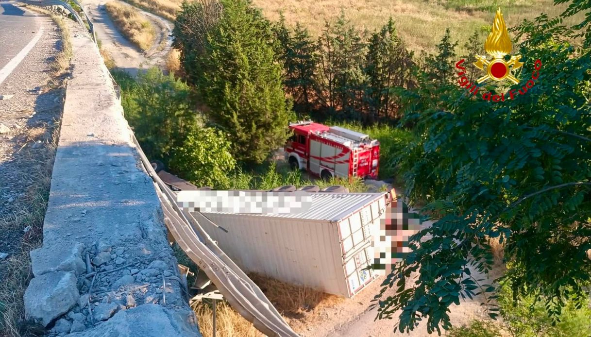 a matera tir precipita dal cavalcavia sulla statale 7 nell incidente morto il camionista 50enne da Virgilio.it a matera tir precipita dal cavalcavia sulla statale 7 nell incidente morto il camionista 50enne