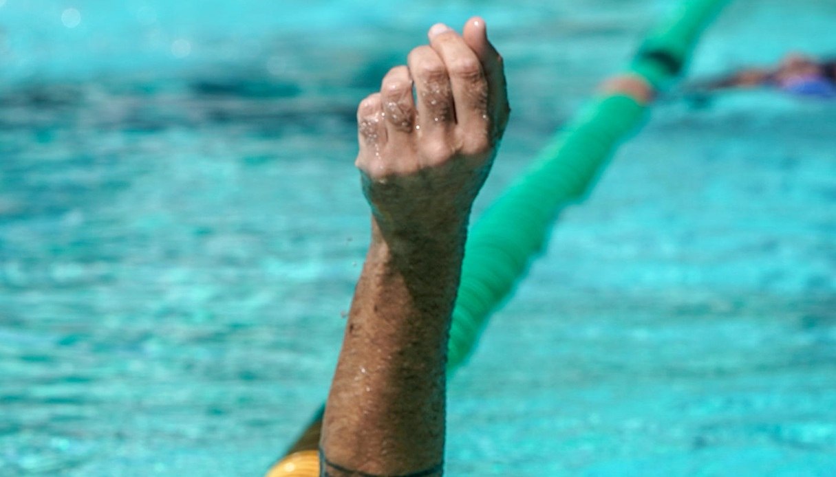 Scavalca per entrare in piscina a Milano per un bagno notturno, 28enne morto annegato