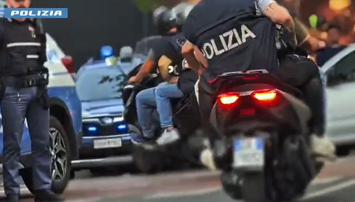 https://wips.plug.it/cips/notizie.virgilio.it/cms/2026/07/moto-polizia-droga.jpg