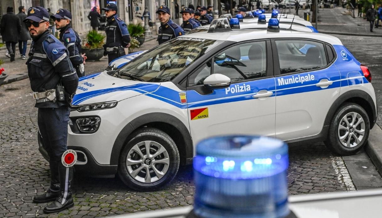napoli automobilista non si ferma all alt durante l inseguimento ferito un agente da Virgilio.it napoli automobilista non si ferma all alt durante l inseguimento ferito un agente