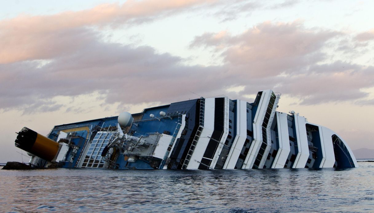 Naufragio Costa Concordia su Netflix, cosa fa oggi Francesco Schettino e quanti sono i passeggeri risarciti