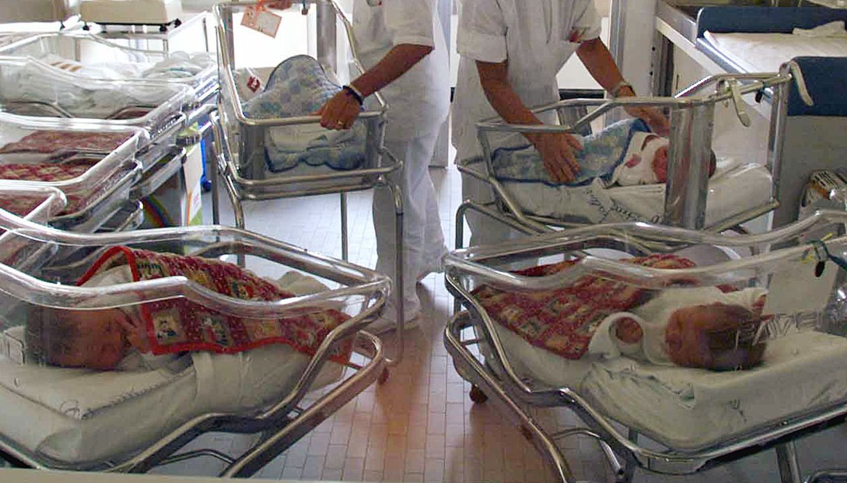 https://wips.plug.it/cips/notizie.virgilio.it/cms/2026/07/neonate-scambiate-avellino-clinica-madri.jpg