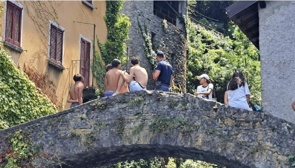 tuffi vietati a nesso dal ponte di riva di castello 10 persone sanzionate e 2 barche multate da Virgilio.it tuffi vietati a nesso dal ponte di riva di castello 10 persone sanzionate e 2 barche multate