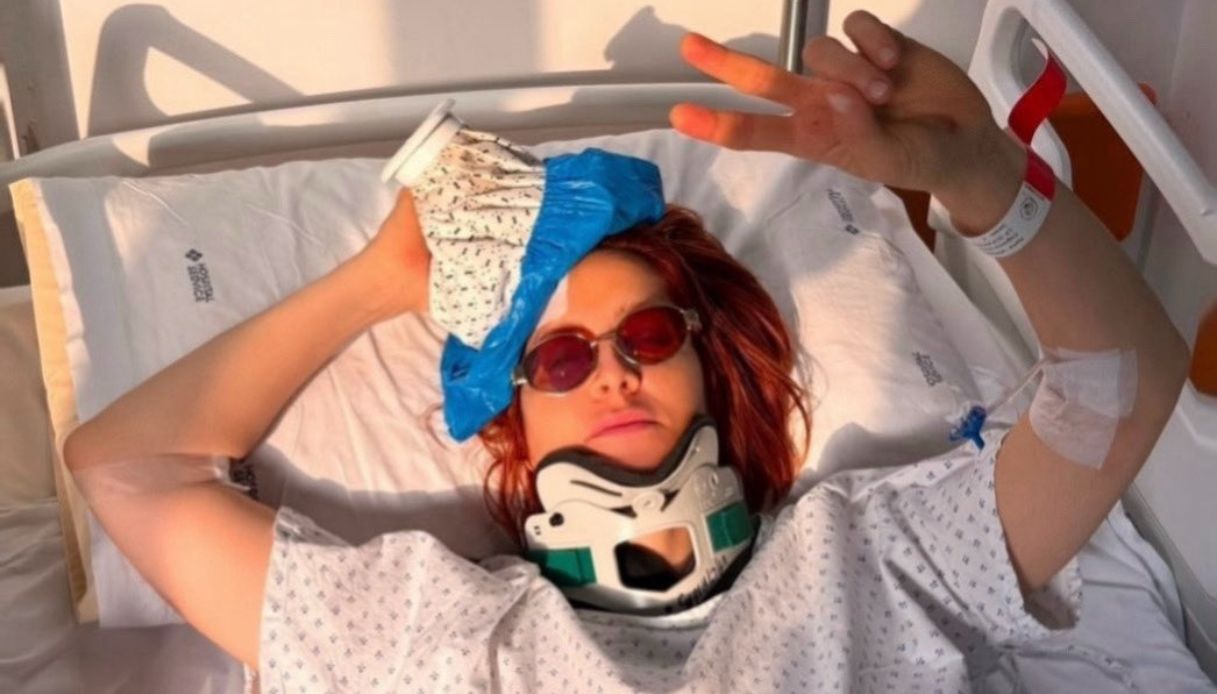 Foto di Noemi dall'ospedale dopo la caduta dal palco e il colpo alla testa, tour sospeso e concerti saltati