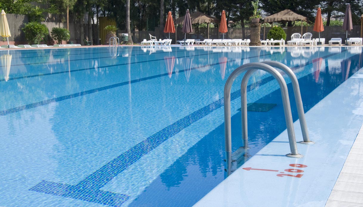 https://wips.plug.it/cips/notizie.virgilio.it/cms/2026/07/nuove-regole-sicurezza-piscina-morti-bocchettoni-cuffia.jpg