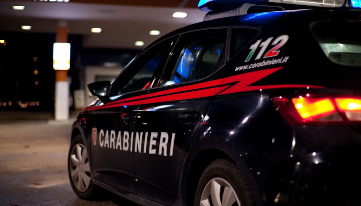 Omicidio a Reggio Calabria, cadavere trovato in un sacco tra i rifiuti a Catona: mistero su chi sia la vittima