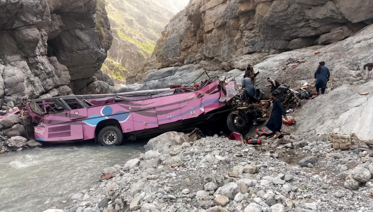 https://wips.plug.it/cips/notizie.virgilio.it/cms/2026/07/pakistan-autobus.jpg