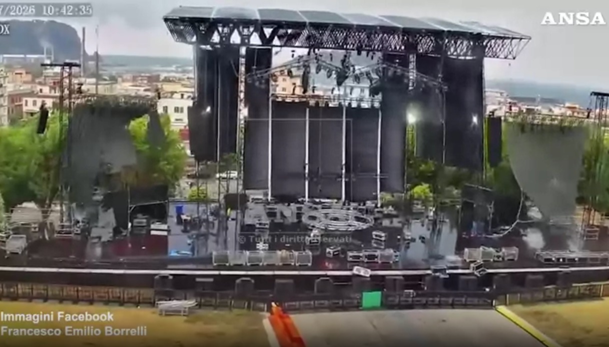 Palco nell'ex base Nato di Bagnoli a Napoli crolla per il forte vento, il video del collasso della struttura