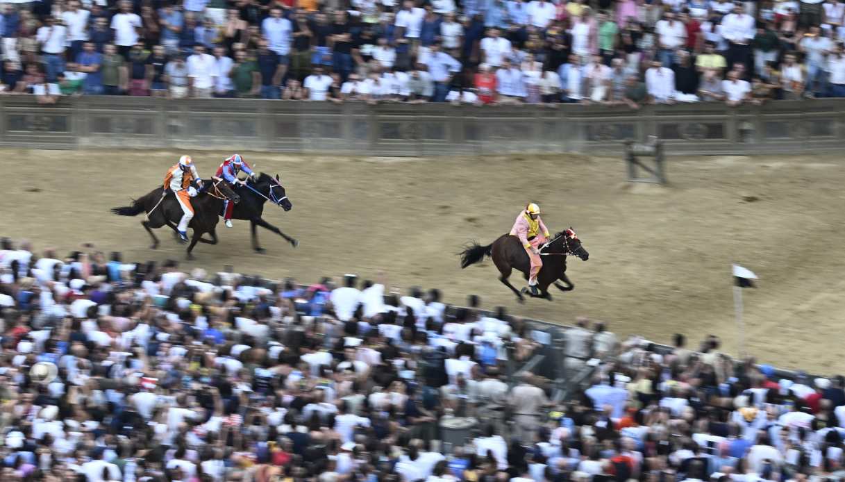 Palio di Siena rinviato per maltempo, terzo anno di fila che non si correrà il 2 luglio: quando si recupera