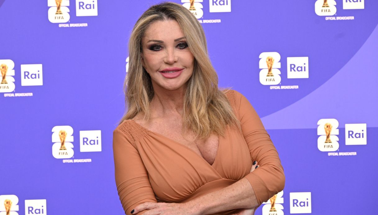 https://wips.plug.it/cips/notizie.virgilio.it/cms/2026/07/paola-ferrari-trump-fifa-infantino.jpg