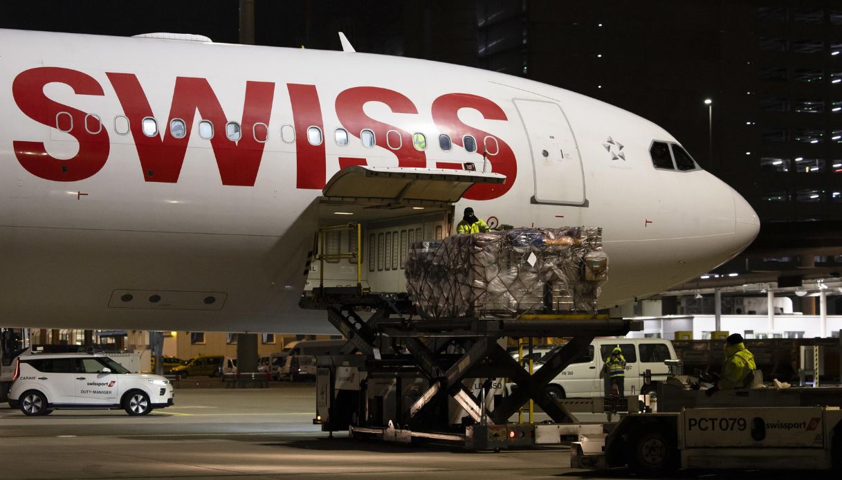 https://wips.plug.it/cips/notizie.virgilio.it/cms/2026/07/piloti-swiss-ubriachi-compagnia.jpg