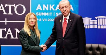 pistola-erdogan-nato-meloni