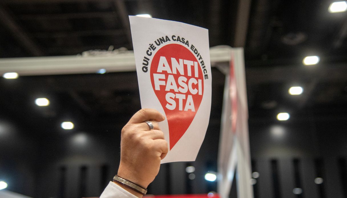 https://wips.plug.it/cips/notizie.virgilio.it/cms/2026/07/piu-libri-piu-liberi-patentino-antifascista-aie.jpg
