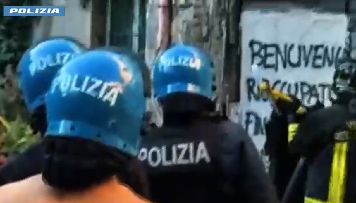roma nuovo sgombero del centro sociale anarchico bencivenga blitz con elicottero e blindati da Virgilio.it roma nuovo sgombero del centro sociale anarchico bencivenga blitz con elicottero e blindati