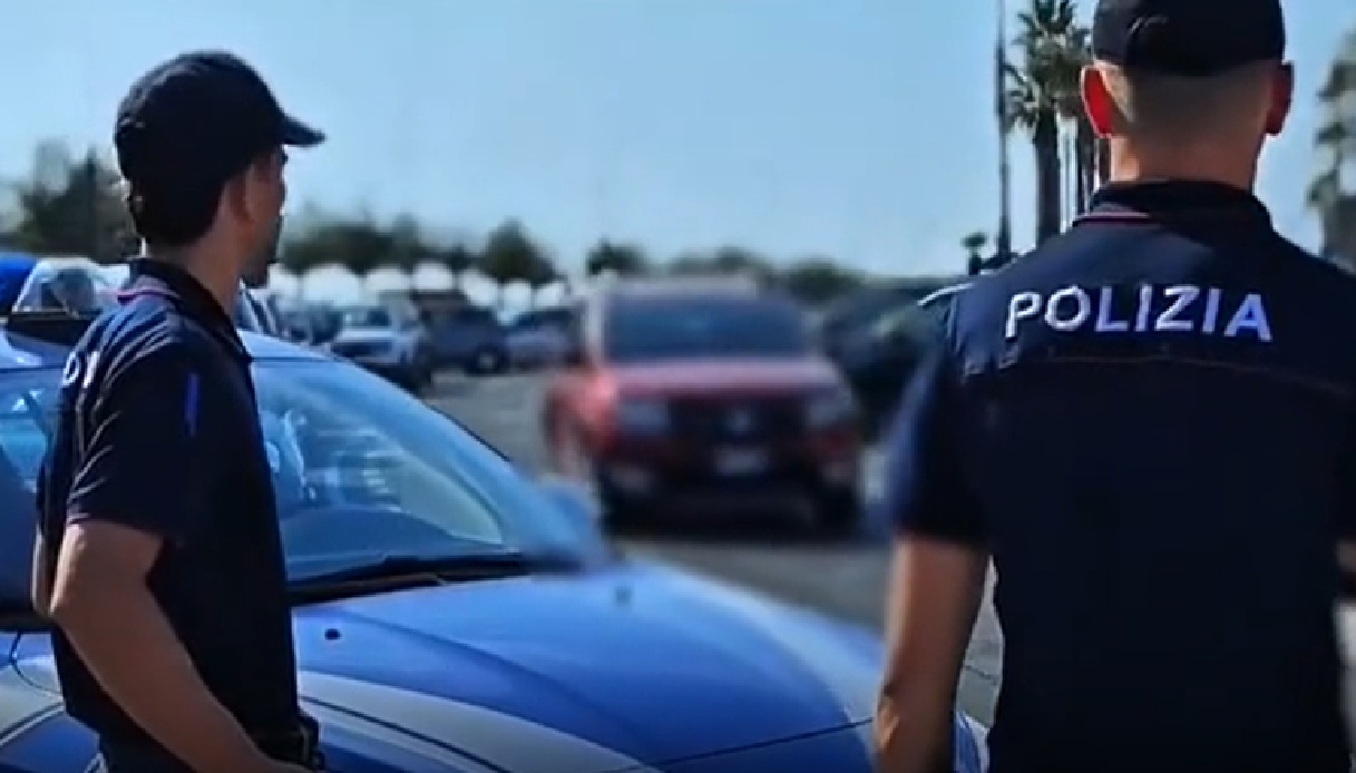 Auto e aree condominiali trasformate in covi della droga a Roma, il video del blitz: 6 arresti