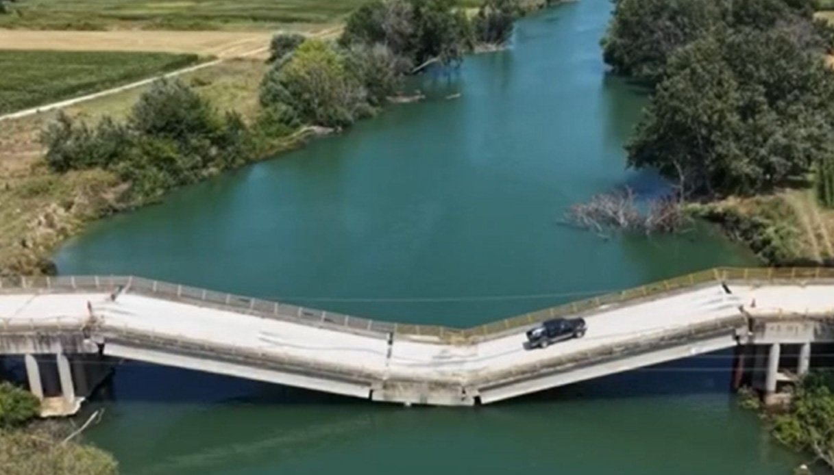 ponte palaiopyrgos in grecia crollato il video delle auto che ci passano lo stesso dovremmo fare il giro da Virgilio.it ponte palaiopyrgos in grecia crollato il video delle auto che ci passano lo stesso dovremmo fare il giro