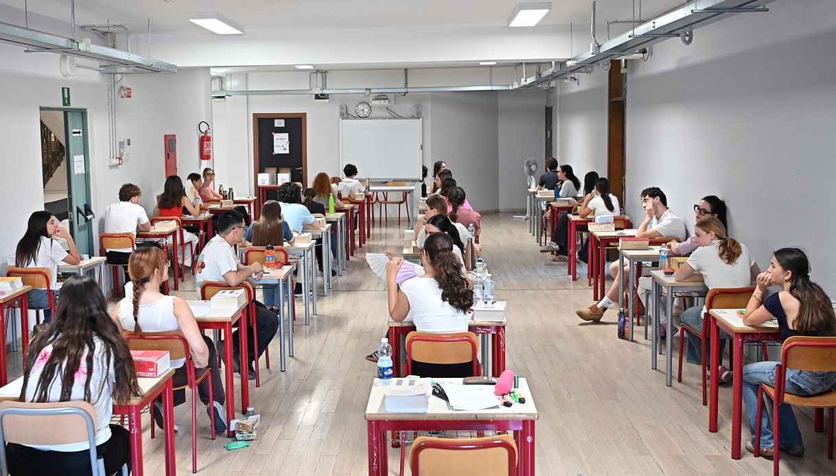Presidente di commissione sviene alla Maturità in una scuola a Mestre, forse per il caldo: orali sospesi