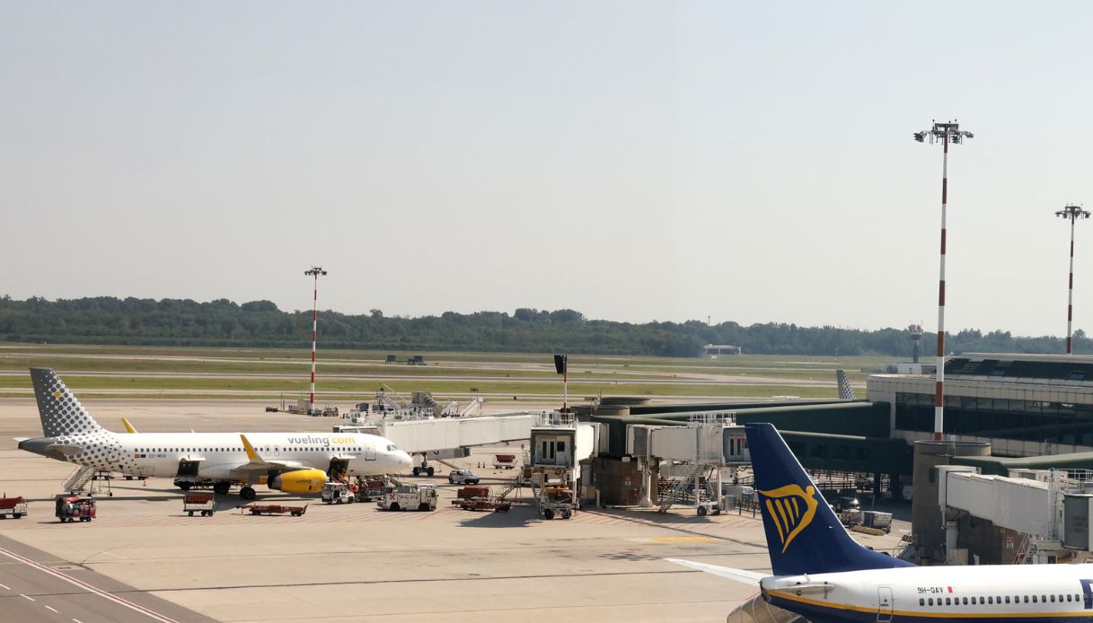 https://wips.plug.it/cips/notizie.virgilio.it/cms/2026/07/problemi-volo-aeroitalia-milano-salerno-decollo-bird-strike.jpg