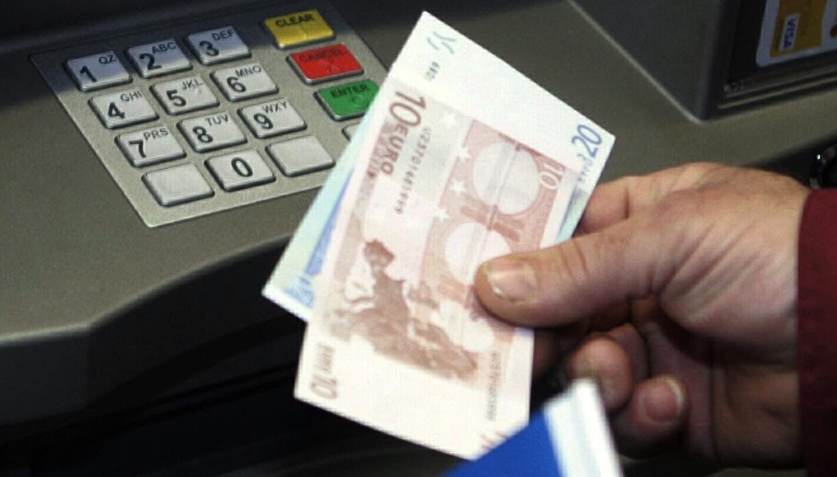 Trova e restituisce un portafogli ai carabinieri, ma prima usa il bancomat e viene denunciato