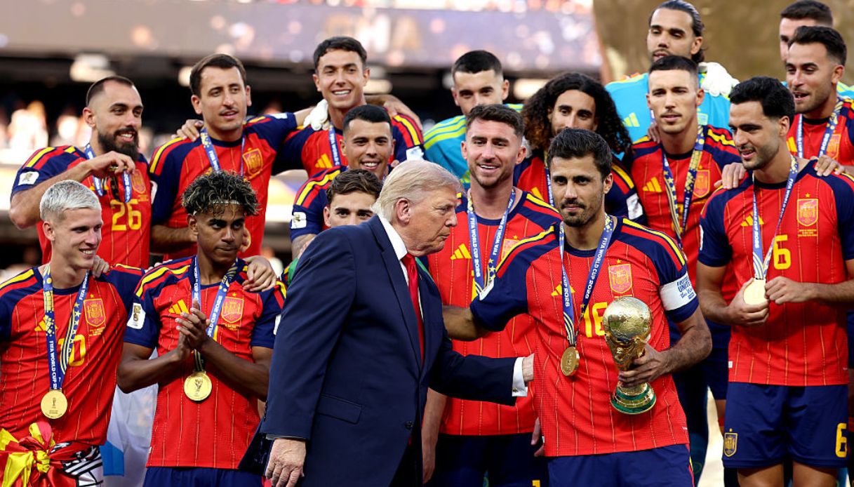 rodri invita trump a spostarsi durante la premiazione il gesto del capitano della spagna diventa politico da Virgilio.it rodri invita trump a spostarsi durante la premiazione il gesto del capitano della spagna diventa politico