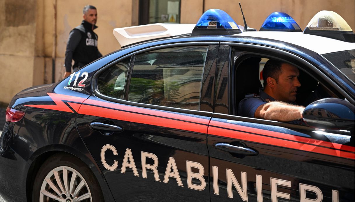 Roma, prete colto in fragrante mentre rubava un reperto archeologico e denunciato per furto aggravato