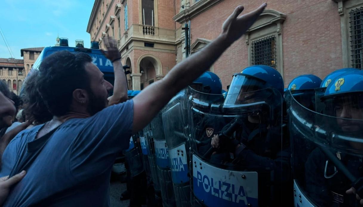 Scontri durante la manifestazione per Abderrahim Fakir a Bologna, sorella sviene in piazza Nettuno