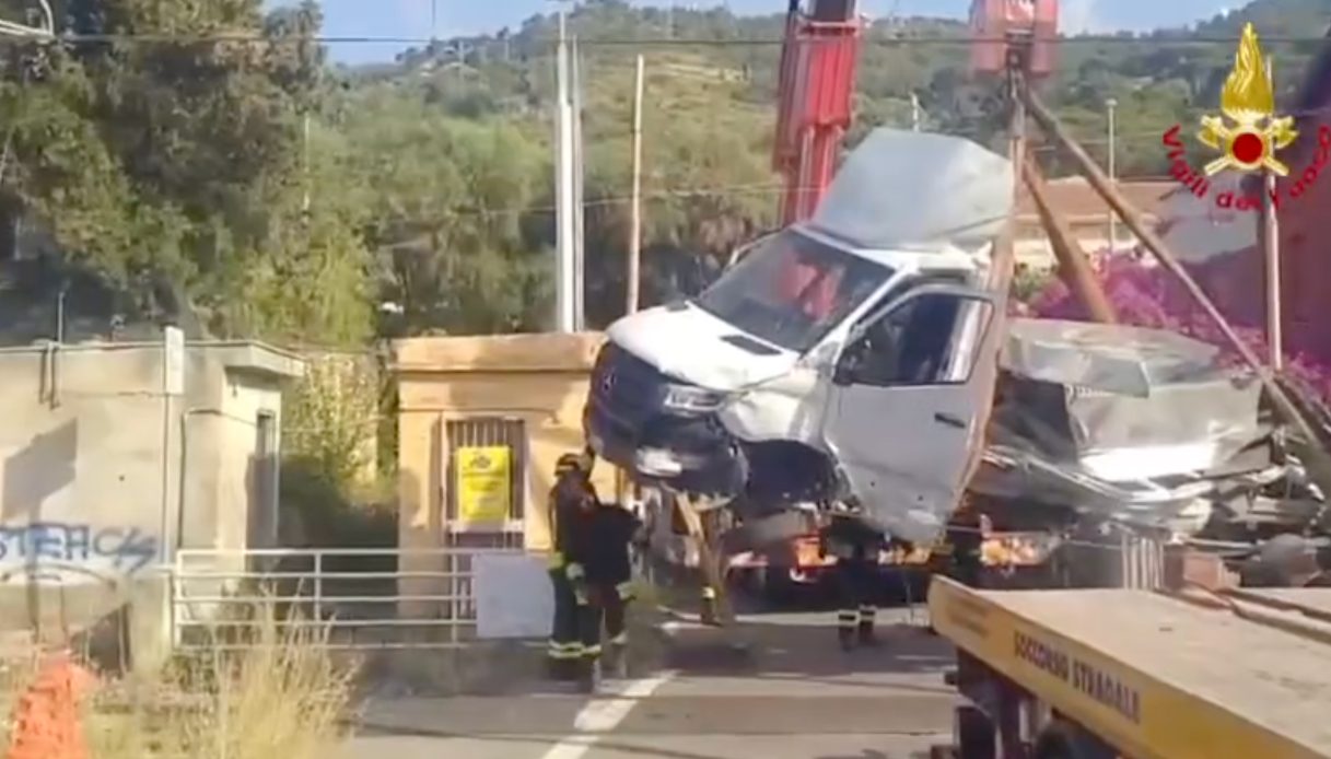 https://wips.plug.it/cips/notizie.virgilio.it/cms/2026/07/scontro-treno-tir.jpg