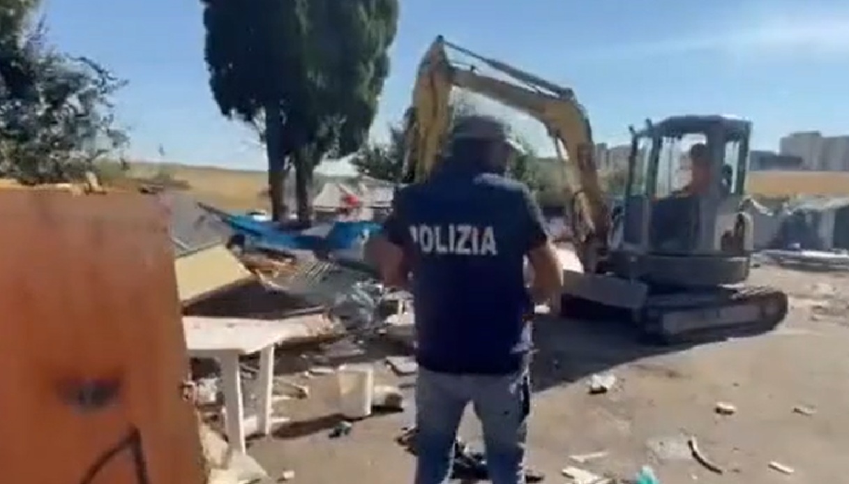 Roma, blitz della Polizia nel campo abusivo: abbattuti 17 moduli abitativi, il video dell'intervento