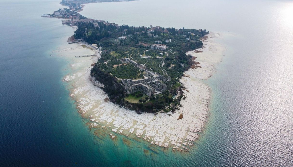 si tuffa nel lago di garda a sirmione per salvare un bambino ma non riemerge il piccolo sta bene da Virgilio.it si tuffa nel lago di garda a sirmione per salvare un bambino ma non riemerge il piccolo sta bene