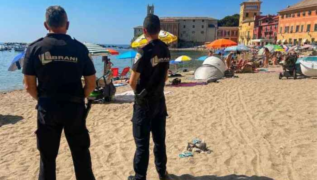 Spiaggia di Sestri Levante a numero chiuso, guardie giurate per garantire ingressi contingentati: massimo 450