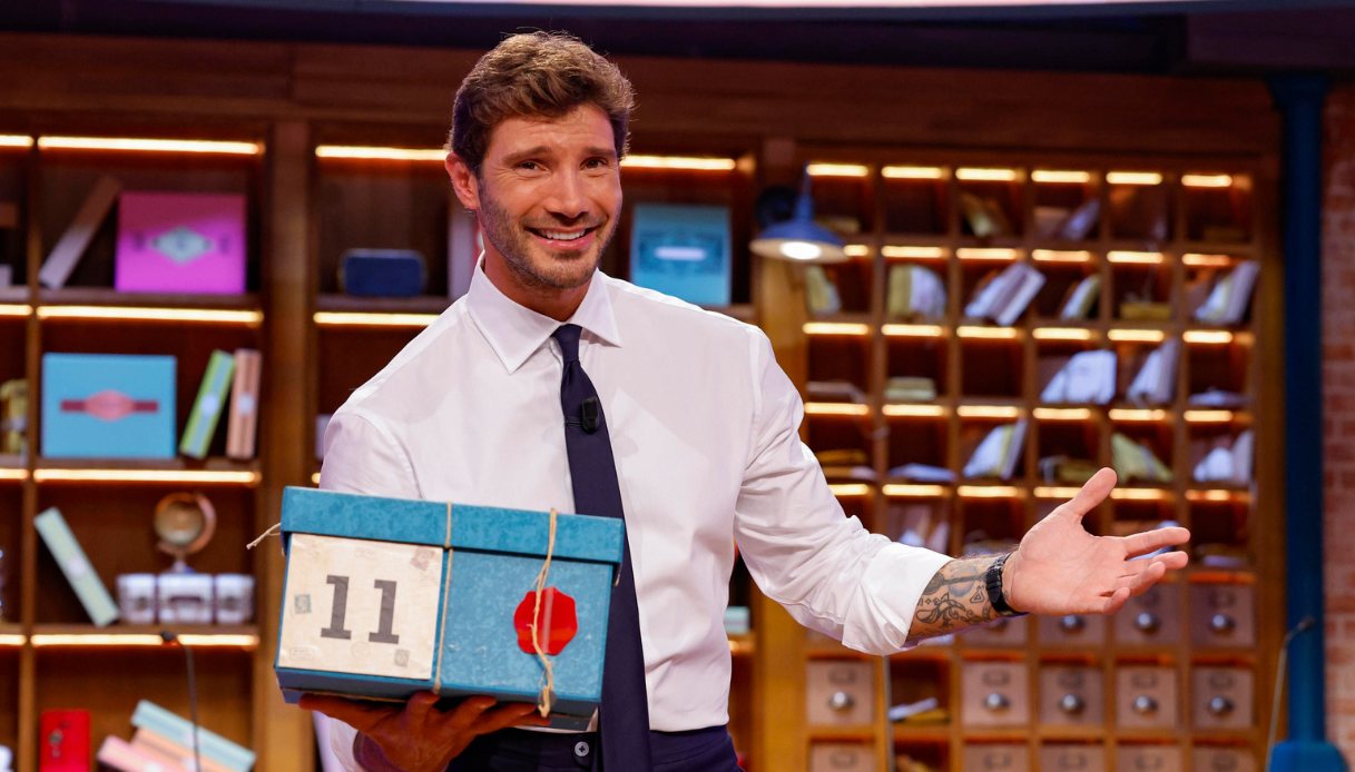 lacrime di stefano de martino nell ultima puntata di affari tuoi il saluto commosso al teatro delle vittorie da Virgilio.it lacrime di stefano de martino nell ultima puntata di affari tuoi il saluto commosso al teatro delle vittorie
