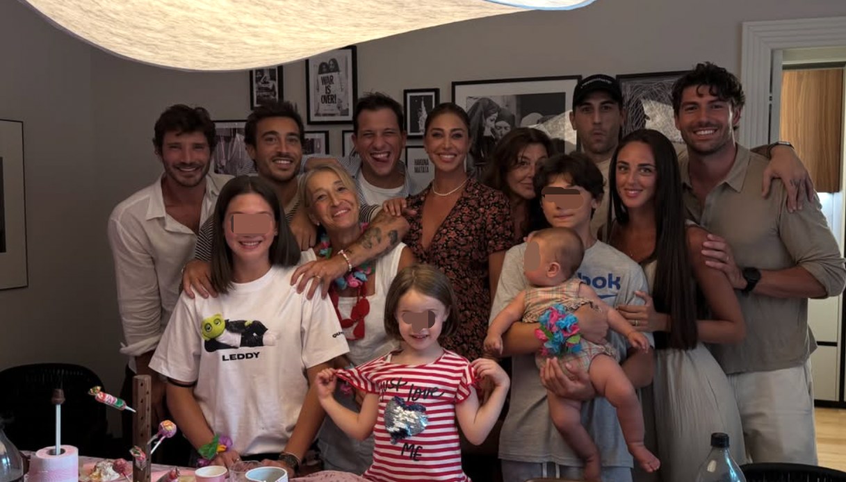 Antonino Spinalbese e Stefano De Martino da Belén Rodriguez, famiglia allargata al compleanno di Luna Marì