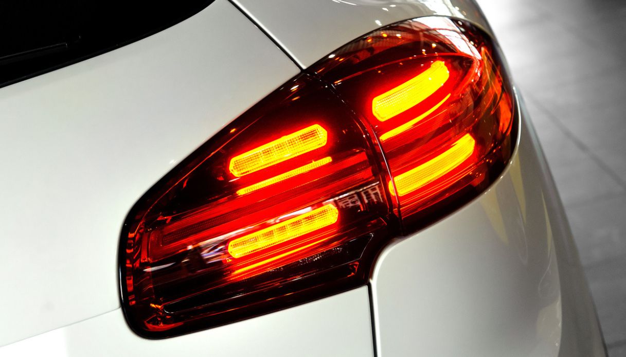 https://wips.plug.it/cips/notizie.virgilio.it/cms/2026/07/stop-lampeggianti-auto-obbligatori-luglio-emergency-stop-signal.jpg