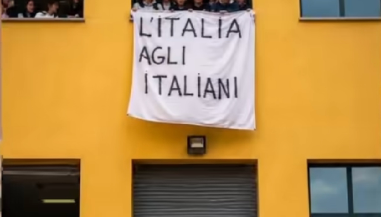striscione italia agli italiani al liceo monti di cesena preside maria silvia arcuti trasferita a cerignola da Virgilio.it striscione italia agli italiani al liceo monti di cesena preside maria silvia arcuti trasferita a cerignola