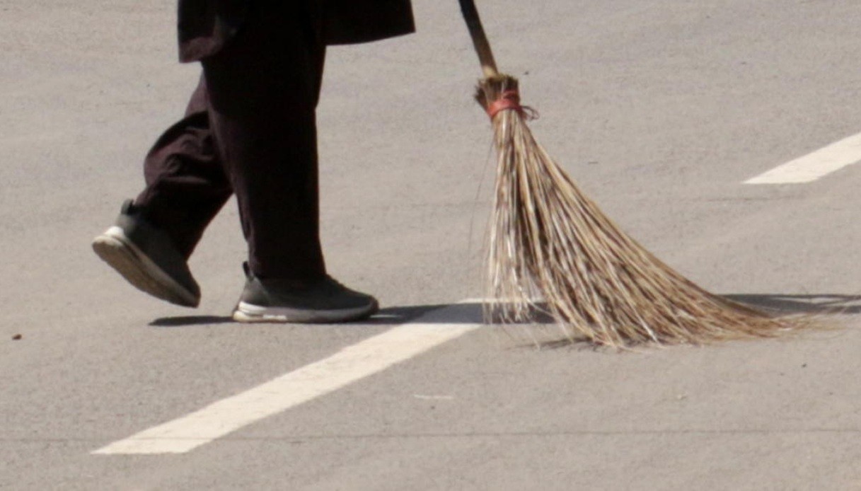 https://wips.plug.it/cips/notizie.virgilio.it/cms/2026/07/studenti-sospesi-scuola-foiano-pulire-strade-condotta-6.jpg