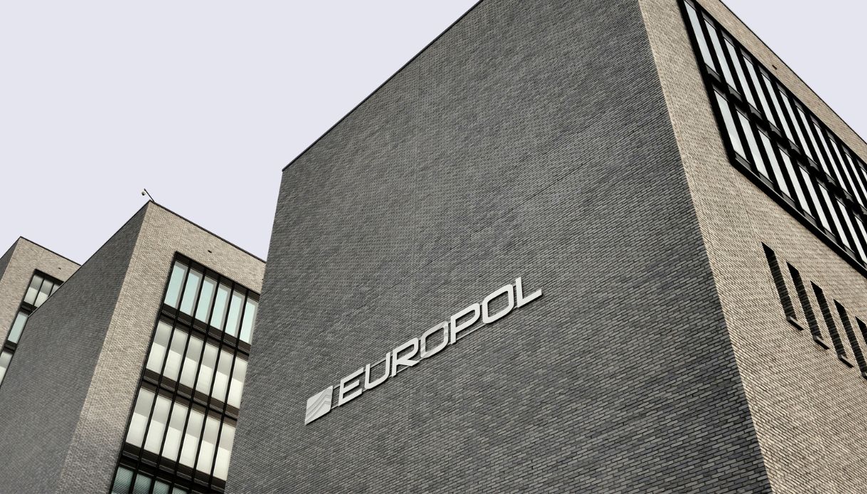 https://wips.plug.it/cips/notizie.virgilio.it/cms/2026/07/stupri-mogli-online-europol.jpg