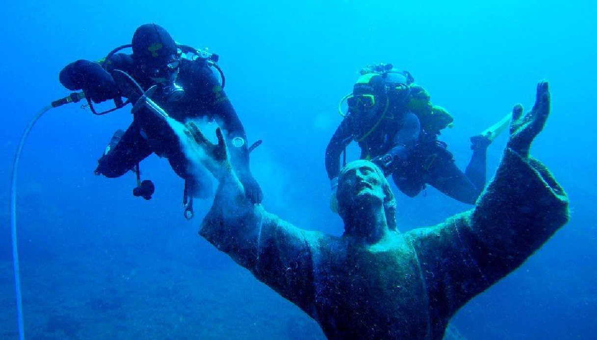 https://wips.plug.it/cips/notizie.virgilio.it/cms/2026/07/sub-cristo-abissi-morta.jpg