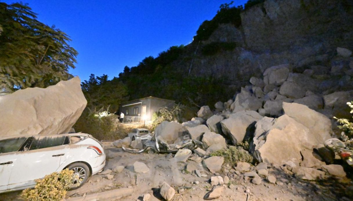 https://wips.plug.it/cips/notizie.virgilio.it/cms/2026/07/terremoto-napoli-campi-flegrei.jpg