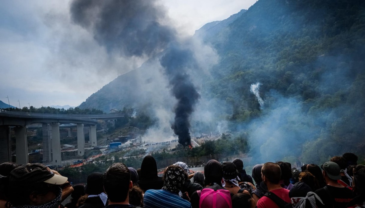 https://wips.plug.it/cips/notizie.virgilio.it/cms/2026/07/torino-no-tav-tensioni.jpg