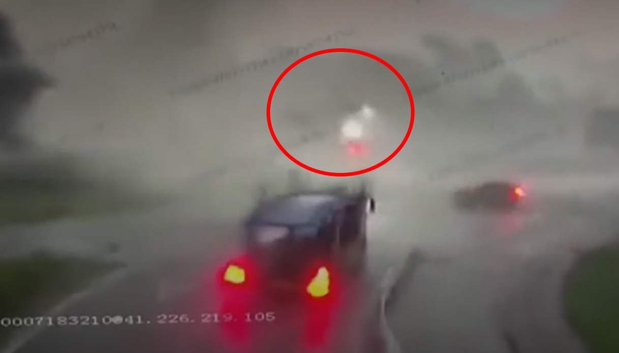 https://wips.plug.it/cips/notizie.virgilio.it/cms/2026/07/tornado-cina-auto-autostrada-video.jpg