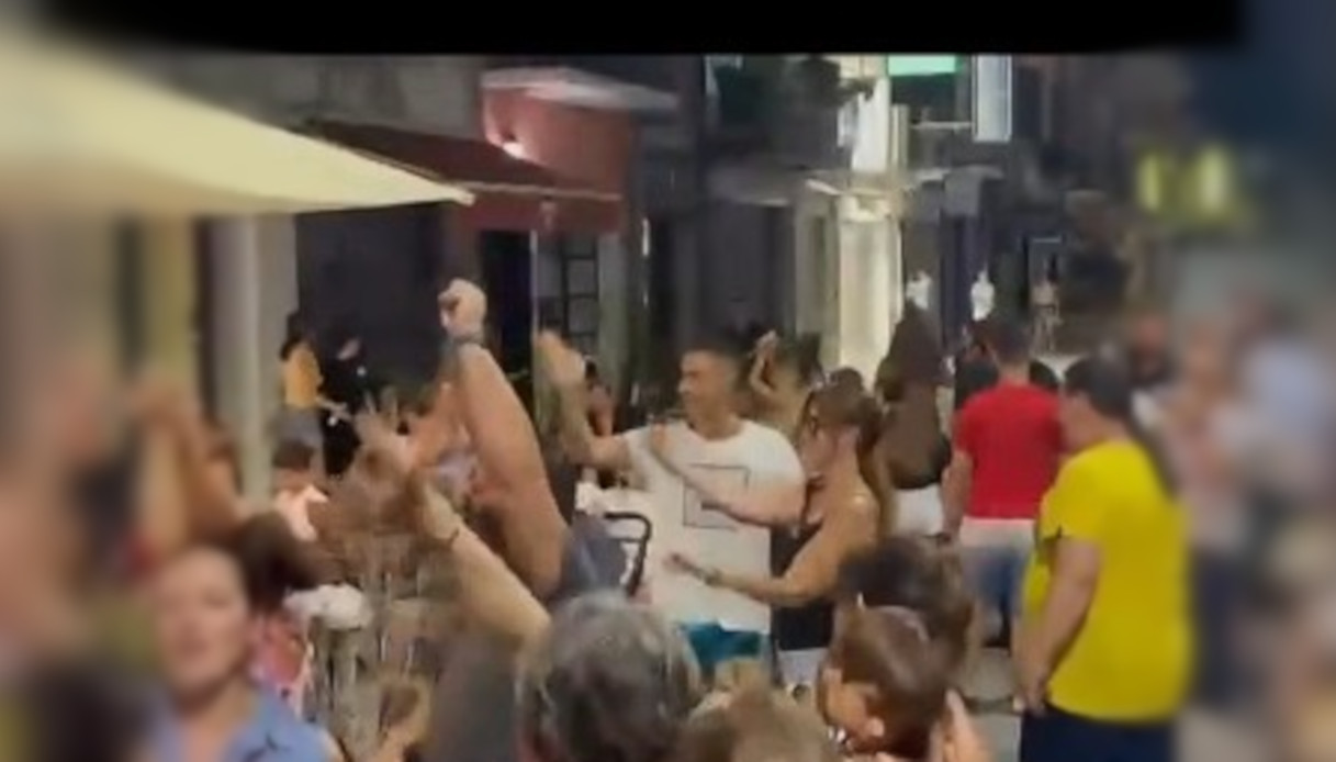 https://wips.plug.it/cips/notizie.virgilio.it/cms/2026/07/vannacci-bella-ciao.jpg