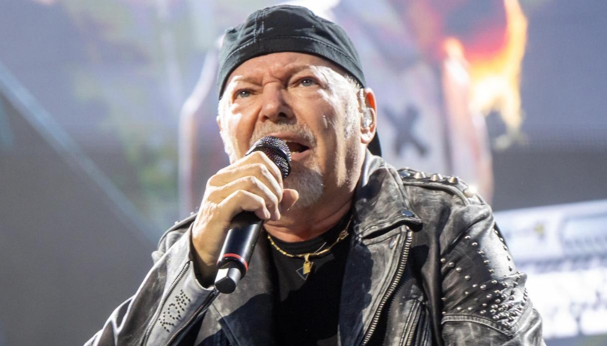 Biglietti per il Giubileo 2027 di Vasco Rossi a ruba, code virtuali online da 100mila utenti: quanto costano