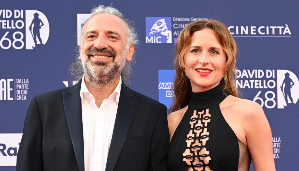 https://wips.plug.it/cips/notizie.virgilio.it/cms/2026/07/via-dei-matti-n-0-stefano-bollani-valentina-cenni.jpg