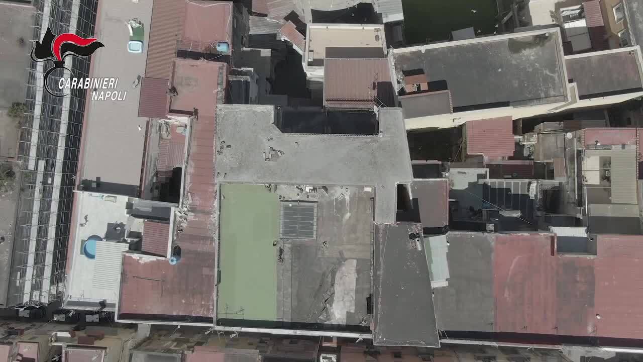 Scovati due bunker nel "Rione delle carceri" a Torre Annunziata: letto, tv e tracce di possibili latitanti
