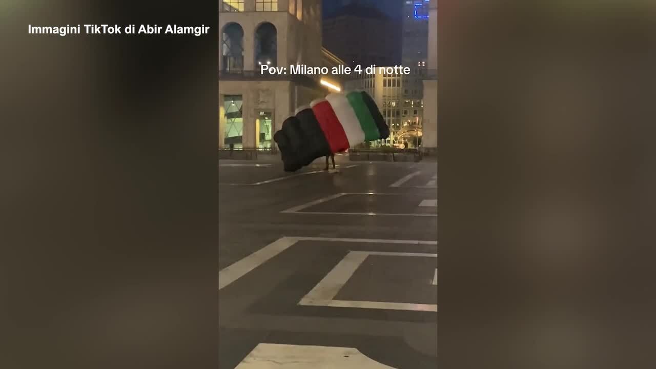 Si lancia col paracadute dalle guglie del Duomo di Milano, il video dell'intervento della polizia