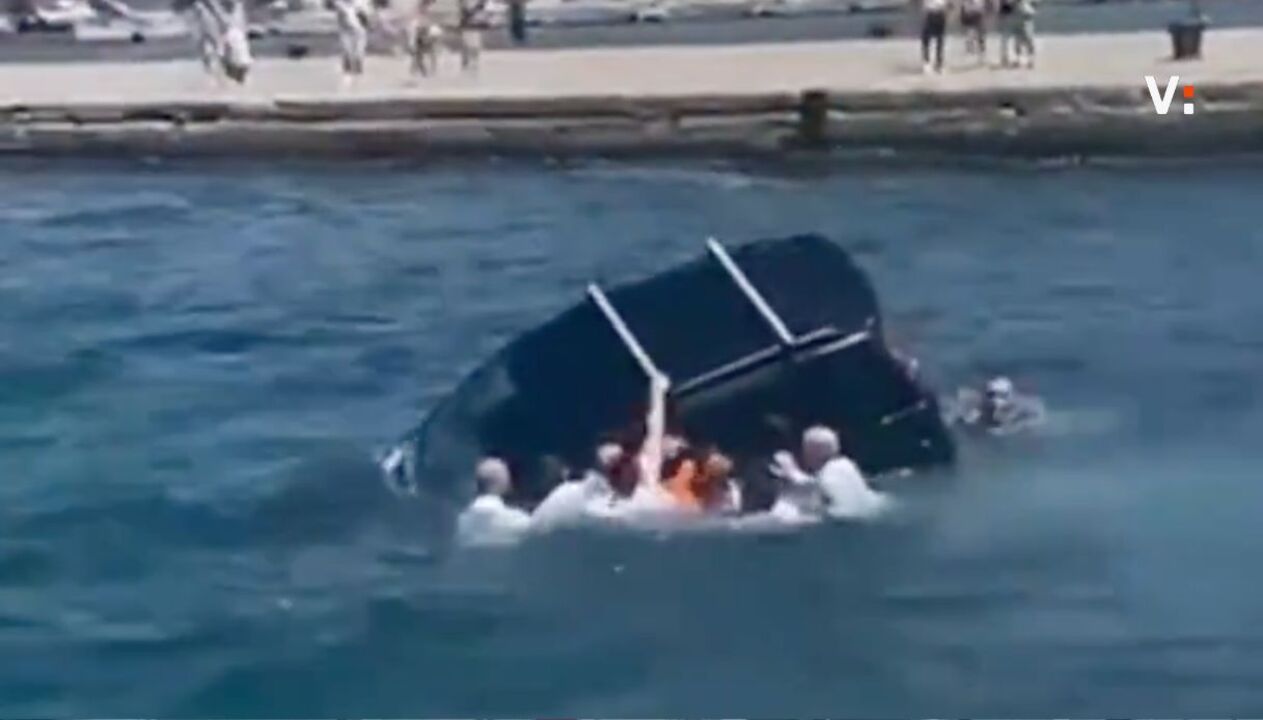 auto cade in mare in piazza unit224 d italia a trieste il video dei militari che salvano il conducente da Virgilio.it auto cade in mare in piazza unit224 d italia a trieste il video dei militari che salvano il conducente