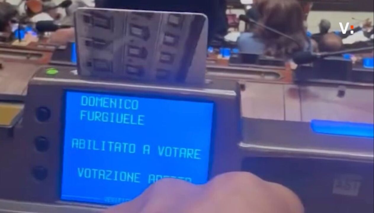 legge elettorale bocciata i deputati di vannacci si filmano in aula durante il voto segreto il video da Virgilio.it legge elettorale bocciata i deputati di vannacci si filmano in aula durante il voto segreto il video
